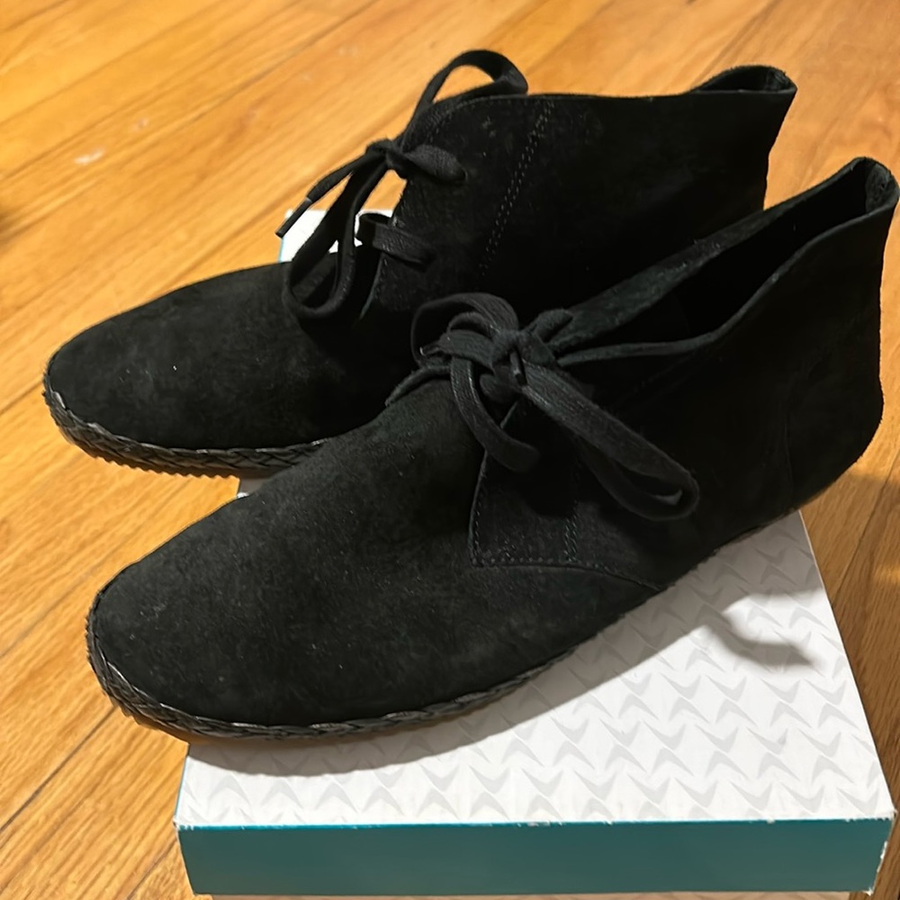 Worn once Aetrex black Addison booties